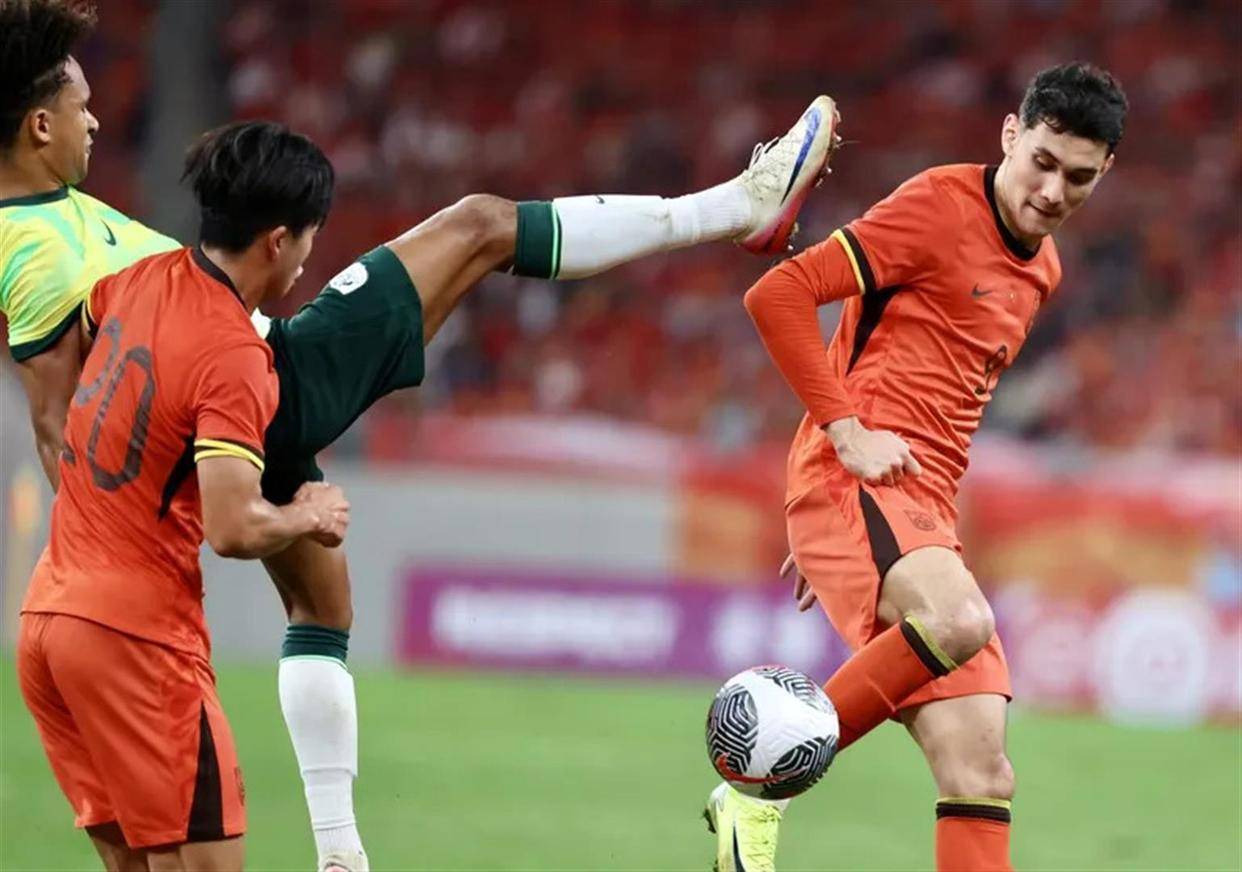 爱游戏app-太狠了！阿扎伦卡连续十场比赛得分超过战术调整赛前斯图加特备战中超，赛前成都蓉城调整名单以备欧冠